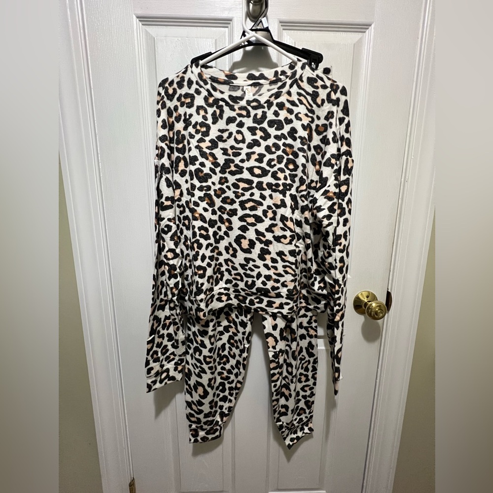Black and White Leopard Lounge Set